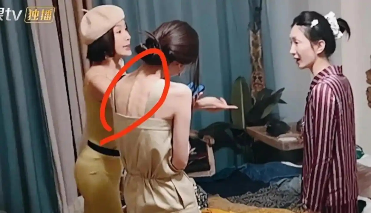 祝绪丹瘦成纸片人_小骨架女明星_女明星真实身材路人视角